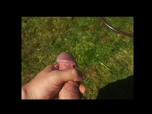 ❤️ Vroča lepotica dobi svojo rožnato pičko, ki jo jebe, in se zraven cmeri s curkom na poletnem vrtu ❤ Porno na sl.dreamlandpassionfever.ru ❤